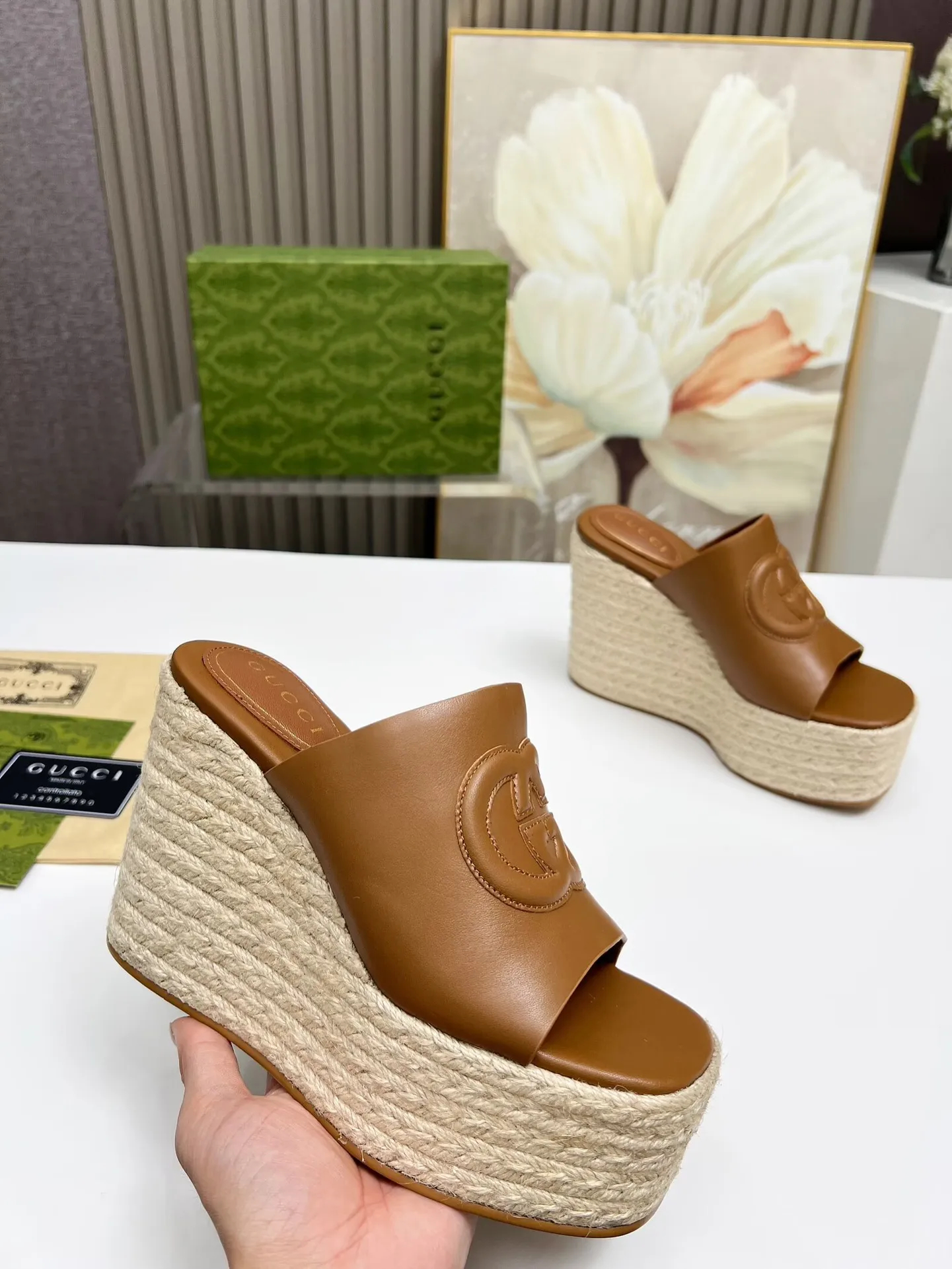👟👟Ex-factory price 460👟👟 Gucci's new slippers, fashionable, high-end and full of personality✅ Very stable, comfortable and durable for daily use, convenient and unique for daily matching, a must-have classic for summer, the upper is made of GUCCI brand stitching Fabric: cowhide Lining/foot pad: sheepskin Water platform height: 11cm Color: black, white, brown Code number: 35-42 (41 and 42 need to be customized) Packaging: Comes with cloth bag and card.